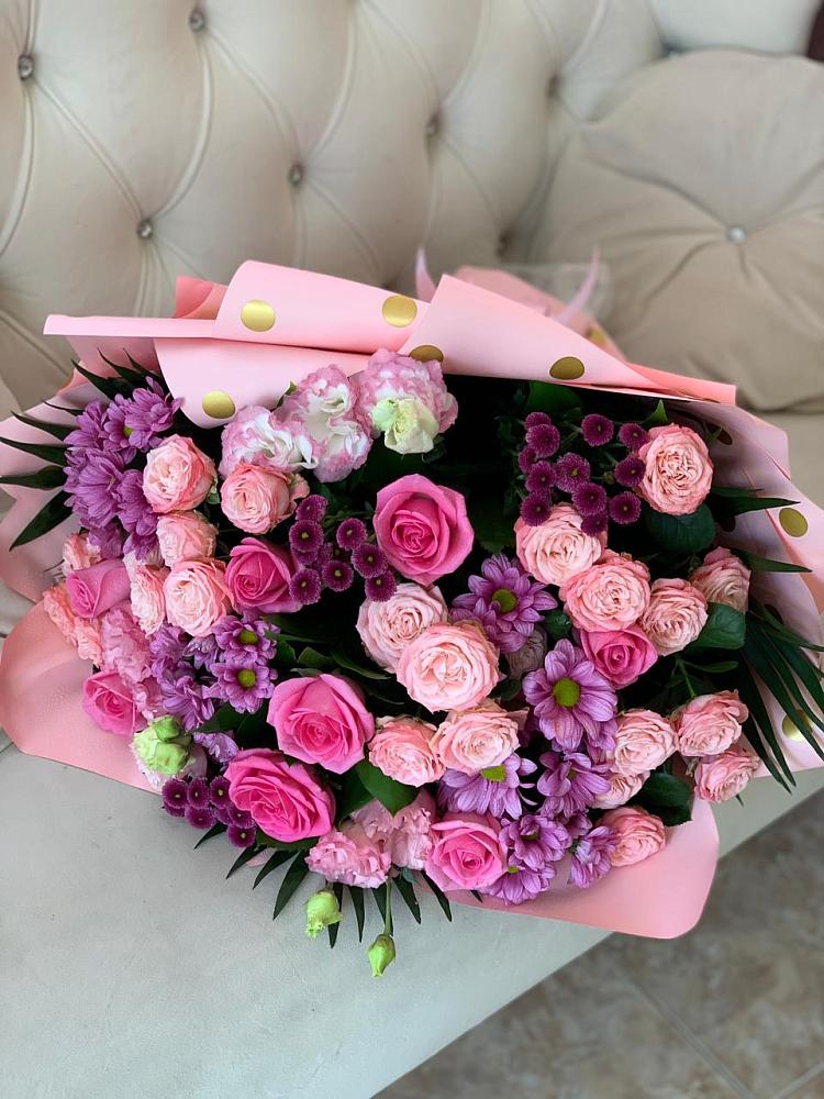 Букет цветов из: Хризантемы, Розы и Лизиантусы в Спасском Приморского края