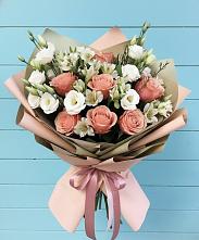 Букет цветов из:  Розы, Альстромерии и Лизиантусы в Спасском Приморского края