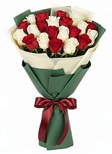 Букет Микс из красных и белых роз в Спасском Приморского края