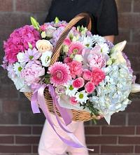 Цветочная композиция из Розы, Хризантемы, Пионы и Лизиантусы в корзине в Спасском Приморского края