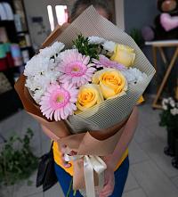 Букет цветов из:  Герберы, Розы и Хризантемы в Спасском Приморского края