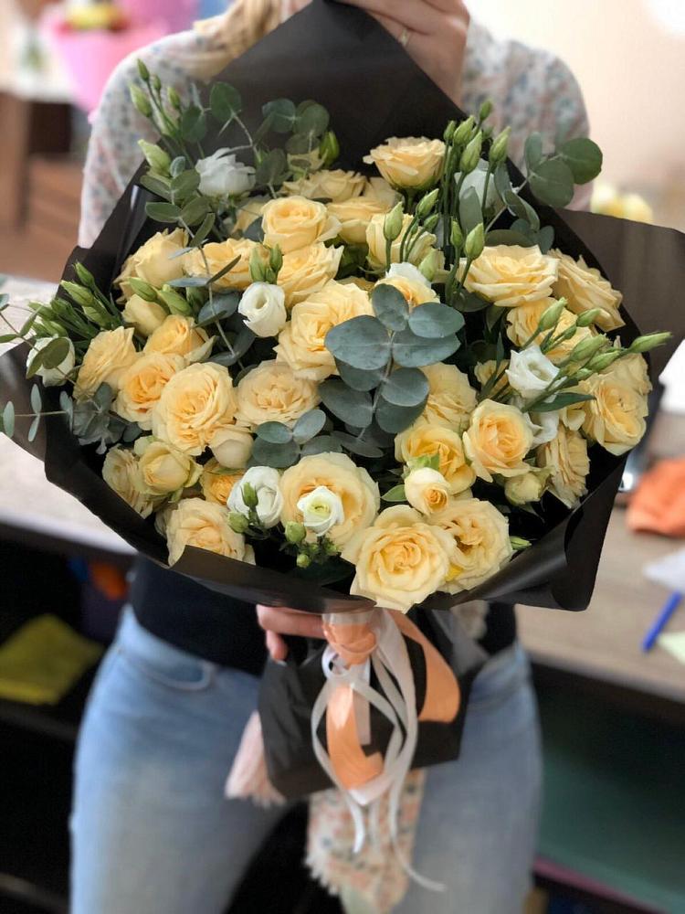 Букет цветов из: Розы и Лизиантусы в Спасском Приморского края