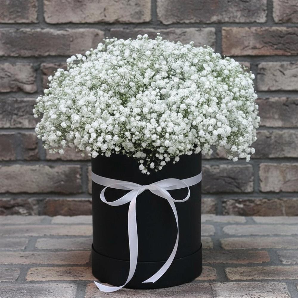 Цветочная композиция из Гипсофила в шляпной коробке в Спасском Приморского края