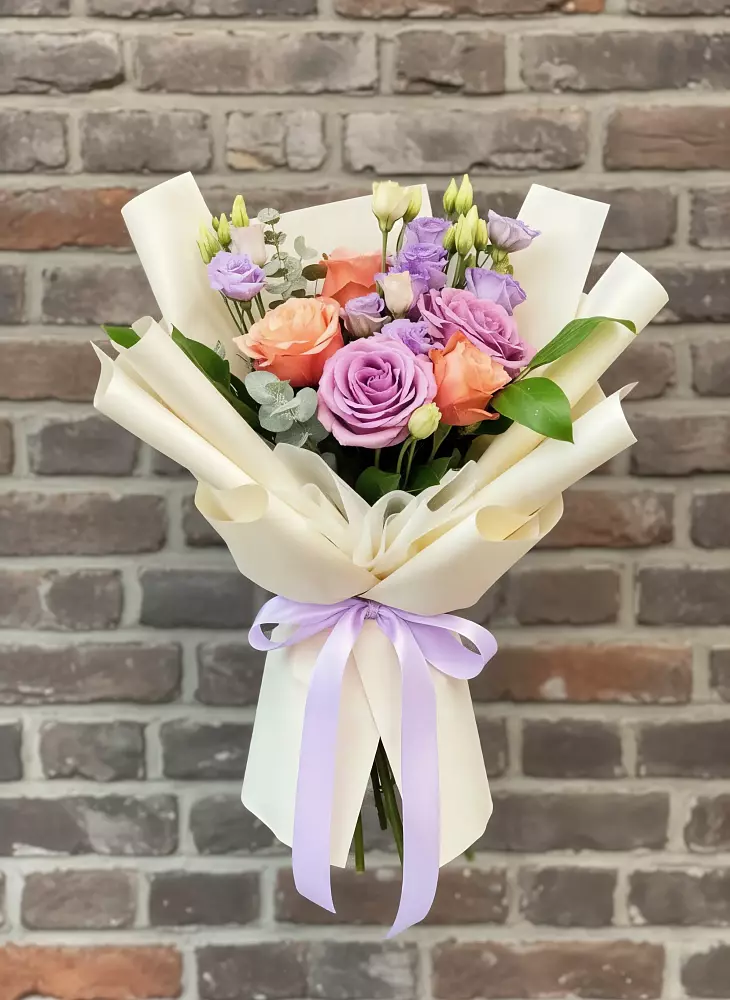 Букет цветов из: Лизиантусы и Розы в Спасском Приморского края