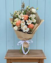 Букет цветов из:  Альстромерии, Лизиантусы, Розы и Хризантемы #REPLACE_PRED# Спасском Приморского края