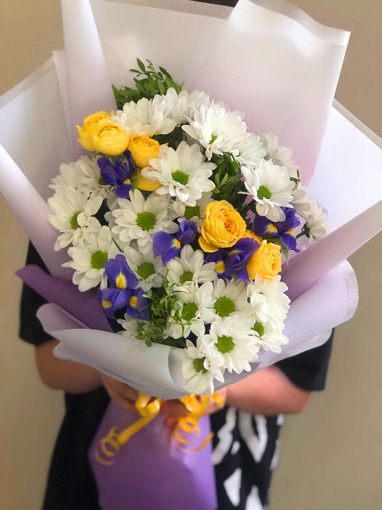 Букет цветов из: Ирисы, Хризантемы и Розы в Спасском Приморского края
