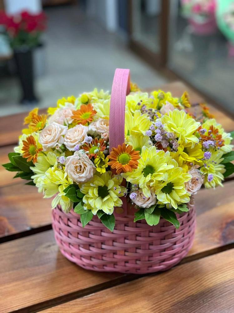 Цветочная композиция из Хризантемы и Розы в корзине в Спасском Приморского края