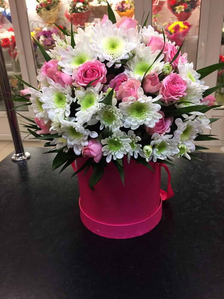 Цветочная композиция из Розы и Хризантемы в шляпной коробке в Спасском Приморского края