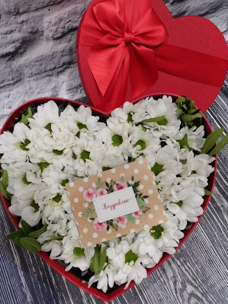 Цветочная композиция из Хризантемы в виде сердца в Спасском Приморского края