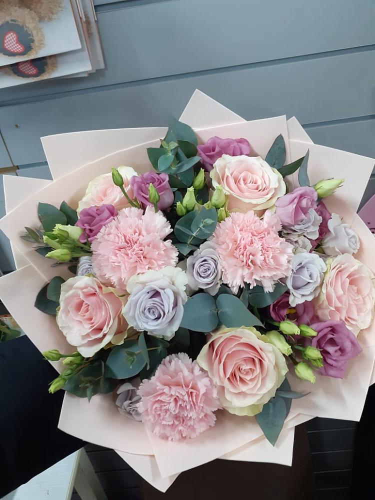 Букет цветов из: Розы, Гвоздики и Лизиантусы в Спасском Приморского края