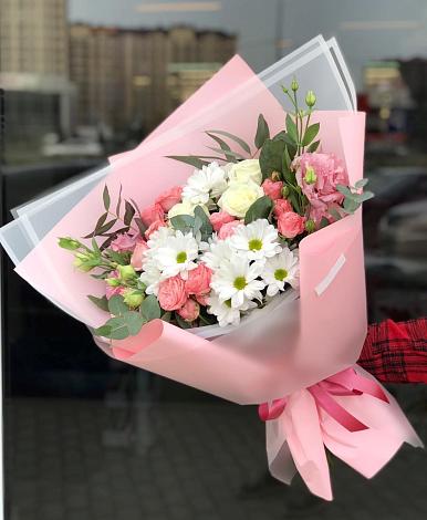 Букет цветов из: Розы, Лизиантусы и Хризантемы в Спасском Приморского края