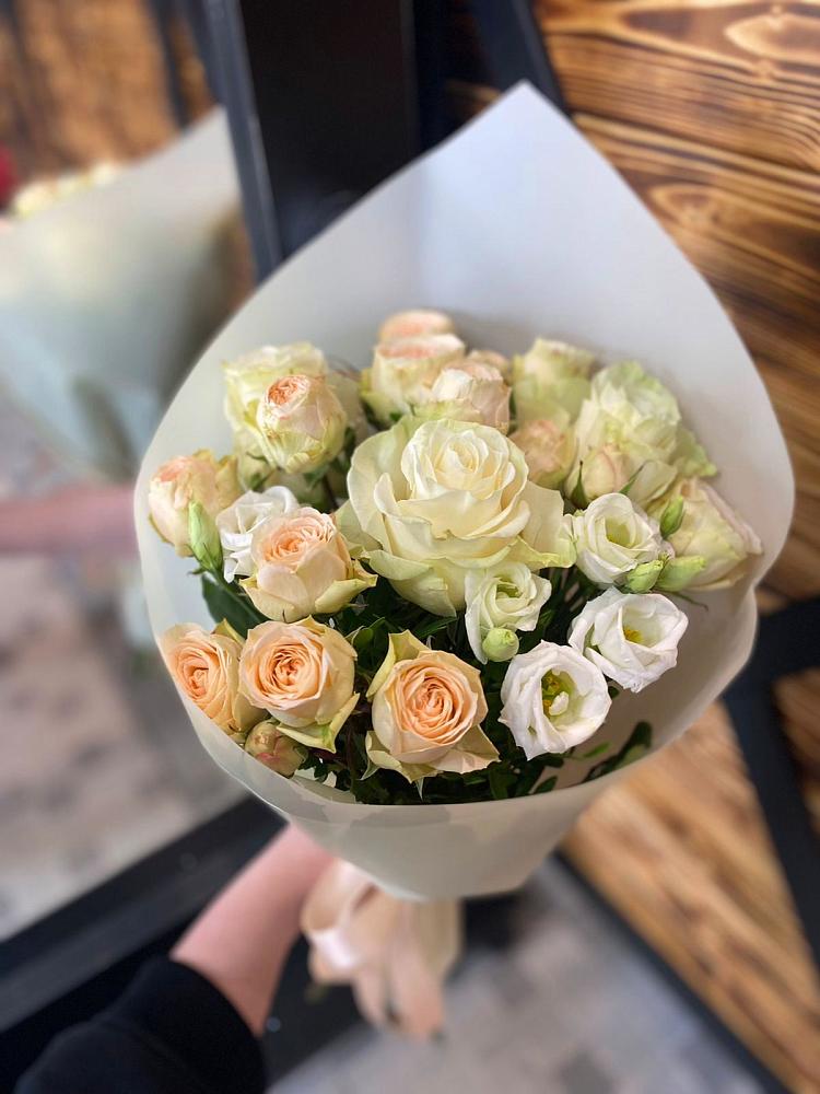 Букет цветов из: Розы и Лизиантусы в Спасском Приморского края